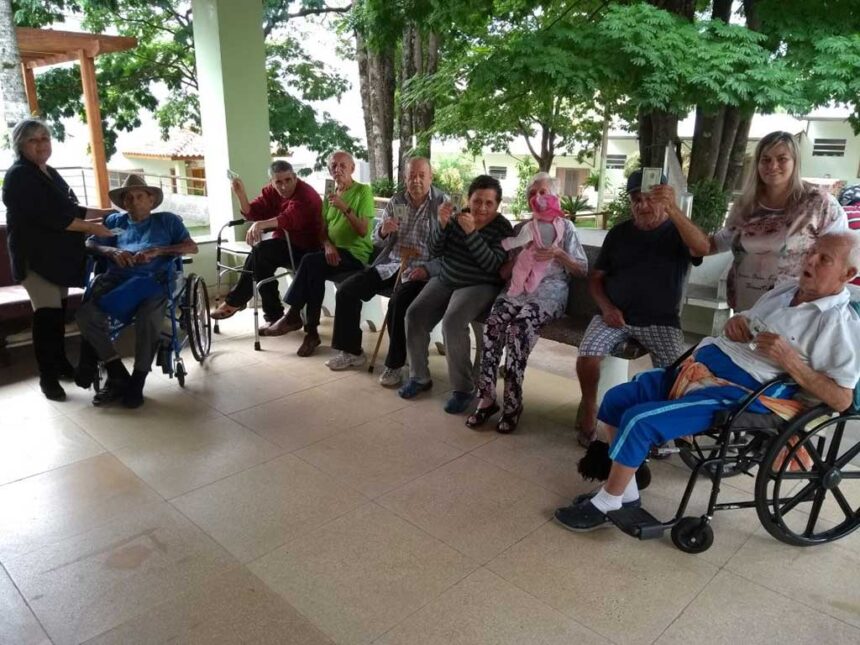 Idosos do Lar São Vicente de Paulo recebem os documentos