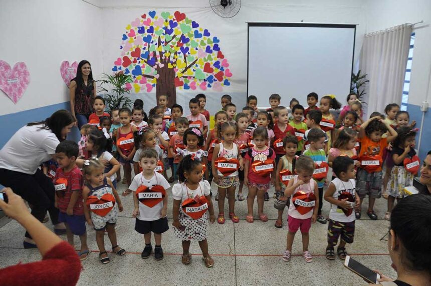Alunos das creches e EMEIs de Posse prestam homenagens as mães