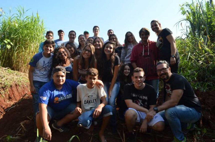 Departamento de Meio Ambiente leva alunos até a nascente da Fazenda Aurora