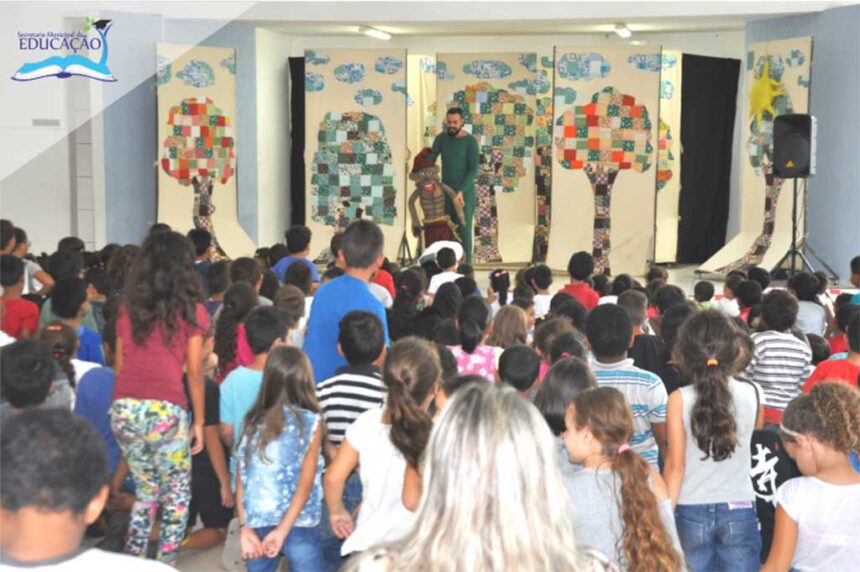 Alunos assistem à peça teatral “O Casamento de Rosinha”