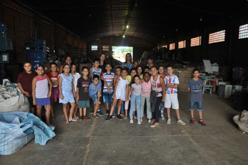 Alunos do 4º ano da Escola Municipal Mary Rosa visitam  Cooperposse