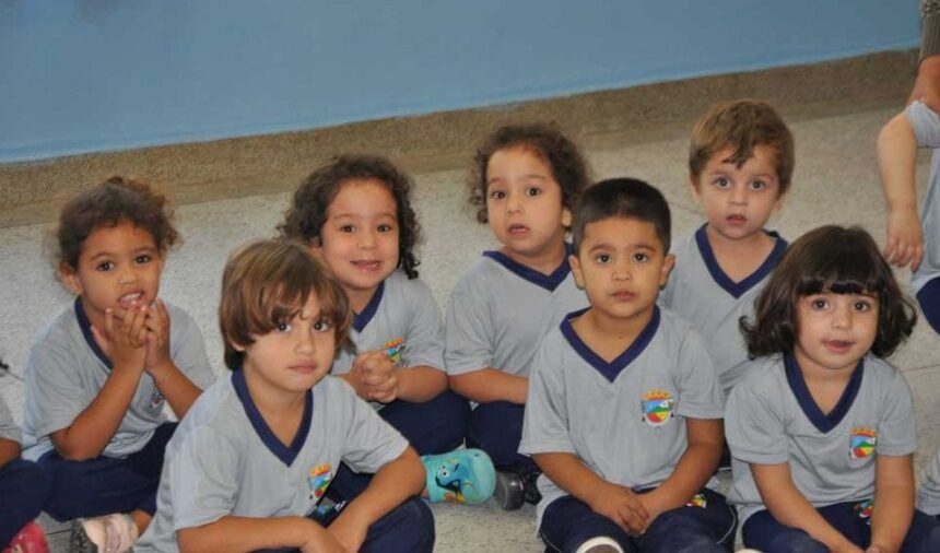 Uniformes escolares são distribuídos nas escolas municipais