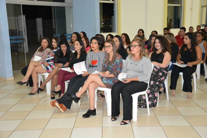 Alunas de cursos oferecidos pelo CRAS recebem diploma