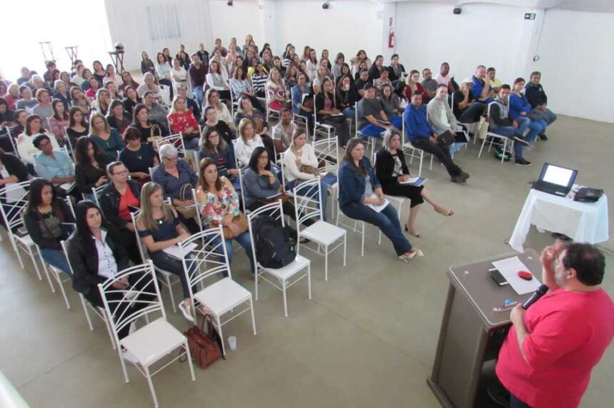 Professores da rede municipal participam de palestra