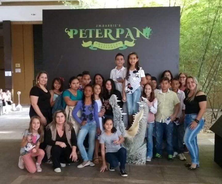 Ganhadores da Gincana “Xô, Criadouro” assistem ao espetáculo Peter Pan