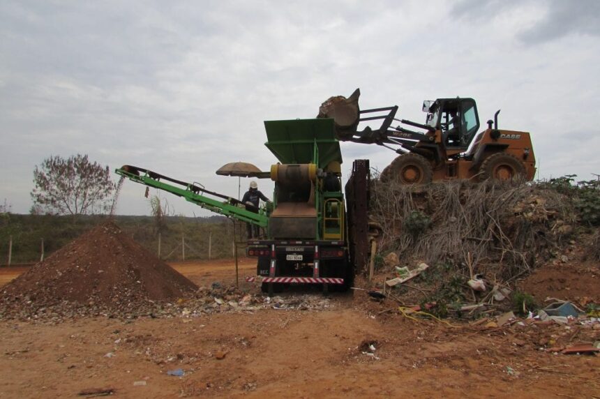 Trabalho de moagem de entulhos é executado no município