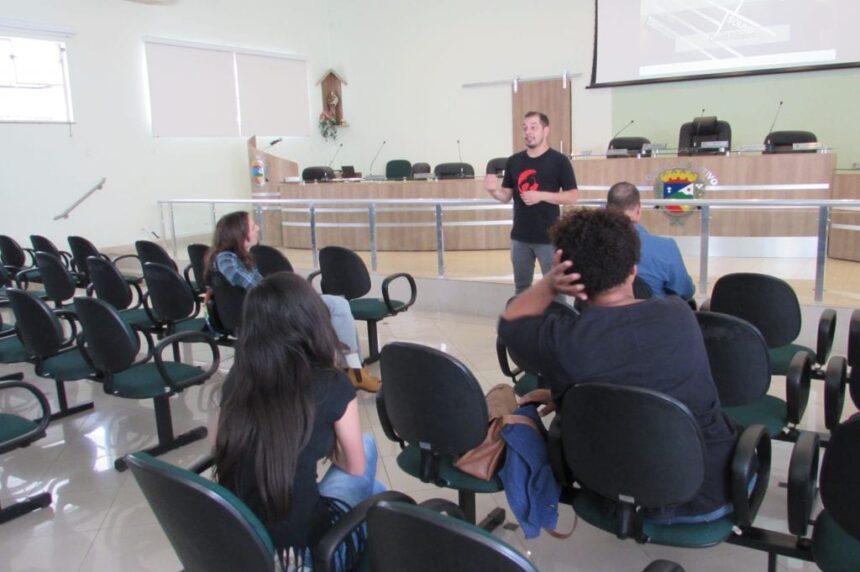 Possenses discutem cinema e aprendem sobre a produção de vídeos em Oficina