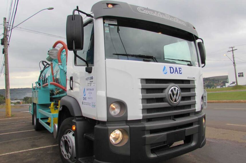 Diretoria de Água e Esgoto recebe novo caminhão