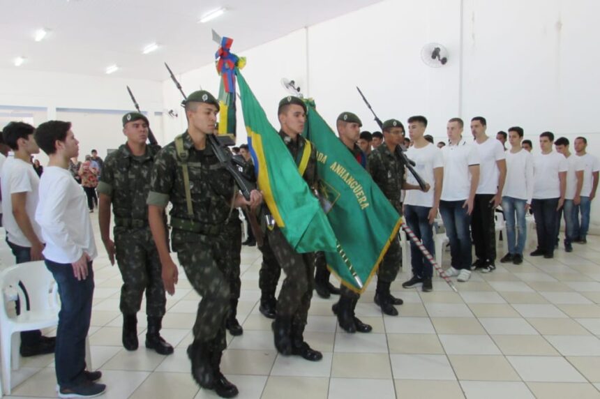 Cerca de 200 jovens participam de Juramento à Bandeira
