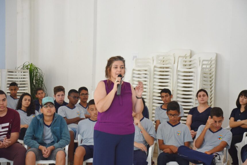 Alunos da rede municipal de ensino participam de palestra sobre adolescência