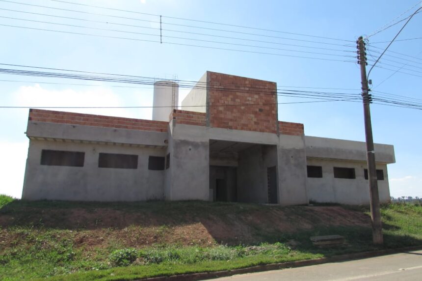 Prefeitura esclarece aos munícipes interrupção de obras iniciadas em 2016