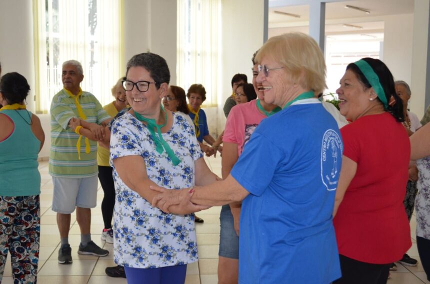 Participantes do Grupo “Viver Vale a Pena” participam de atividades em manhã divertida