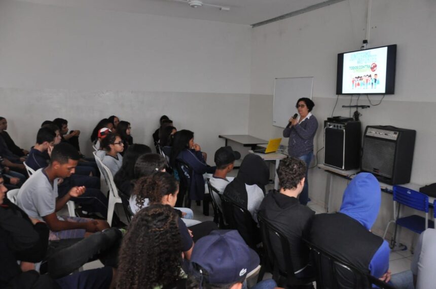 Alunos assistem palestra sobre o combate à dengue