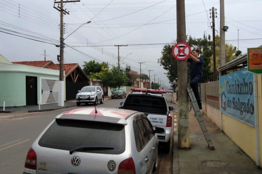 Novas placas de sinalização são instaladas no município