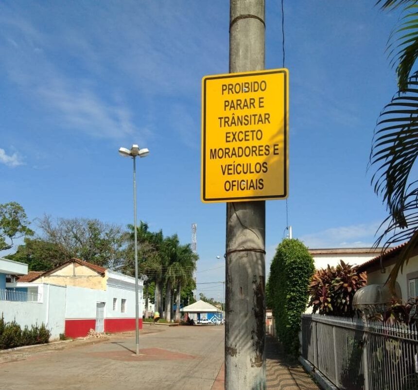 Placas de sinalização são instaladas na Praça da Matriz