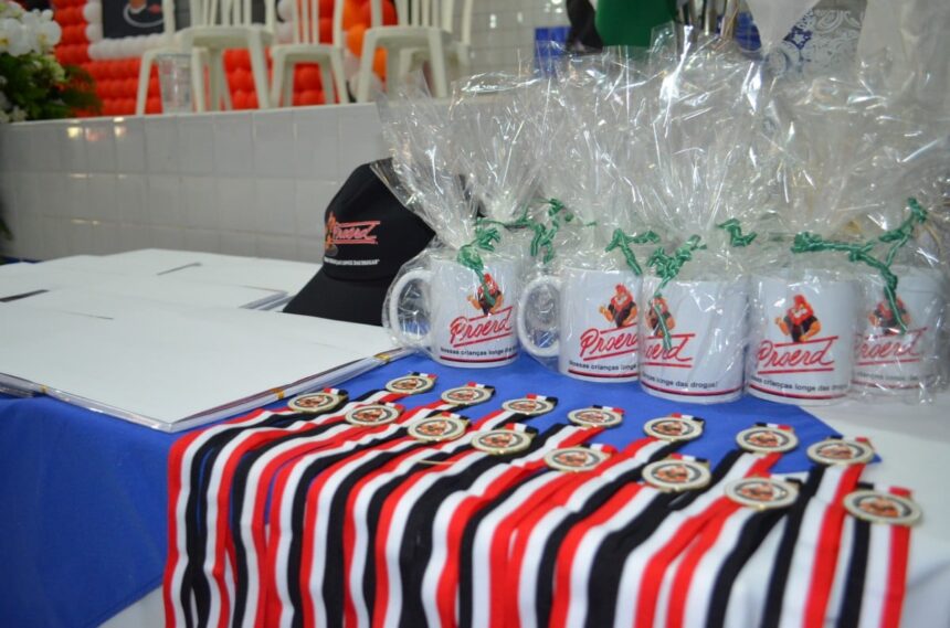 Em clima de festa, mais de 300 alunos possenses se formam no Proerd