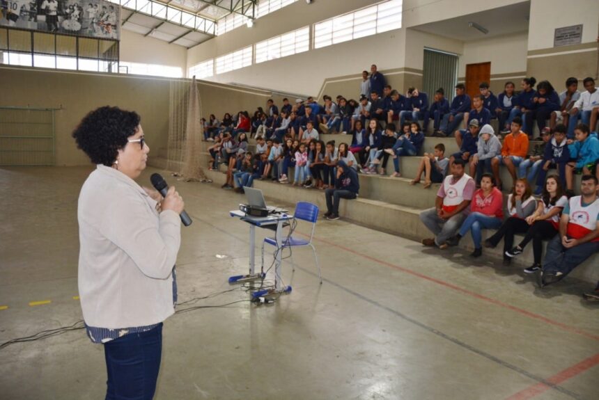 Alunos da EMEF Augusto Coelho participam de ação de conscientização sobre Dengue