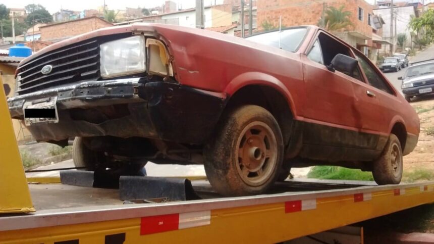 Polícia Municipal realiza remoção de veículos abandonados em vias