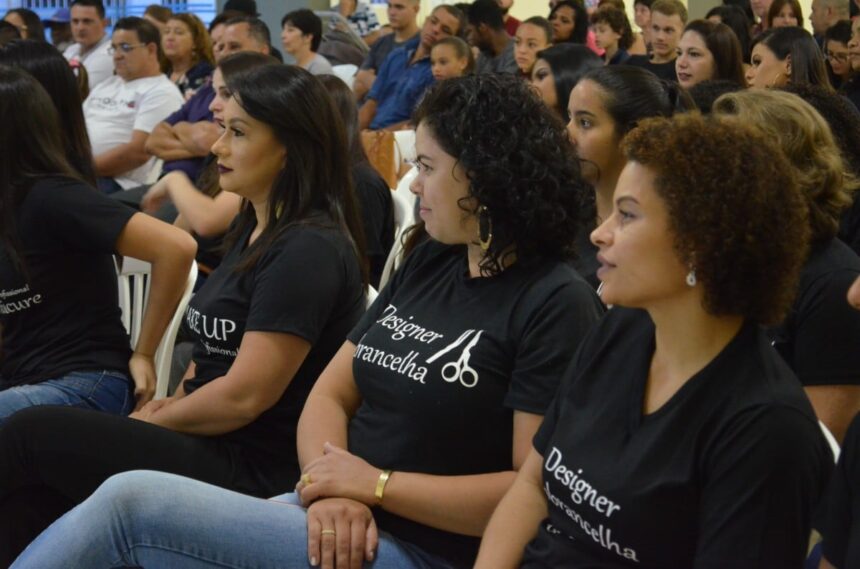 CRAS realiza formatura de cursos profissionalizantes