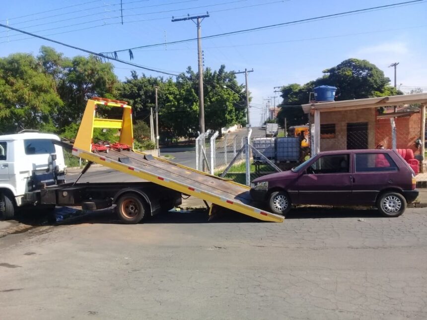 Veículos abandonados são removidos das ruas