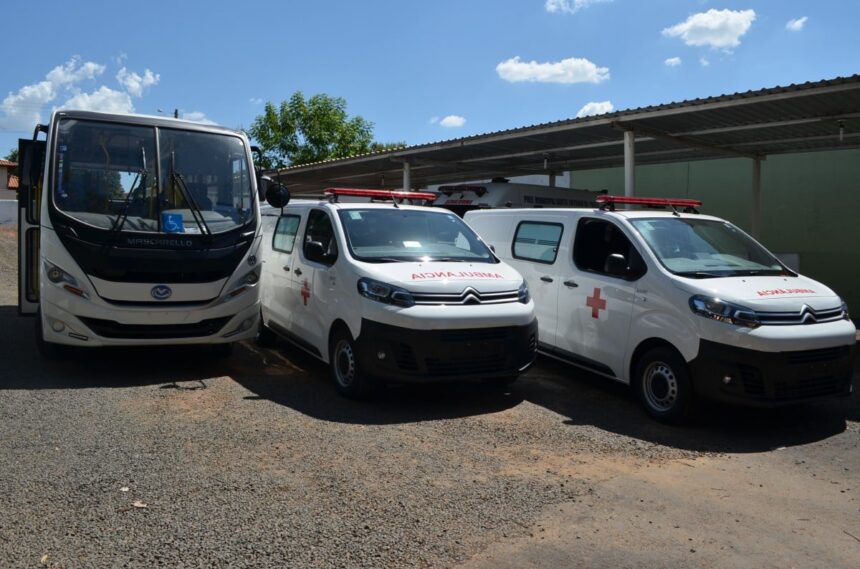 Prefeitura recebeu três novos carros para reforçar a frota da saúde