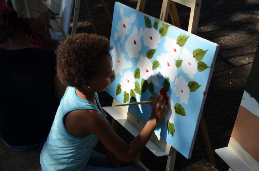 Alunos da rede municipal tem aula de pintura ao ar livre