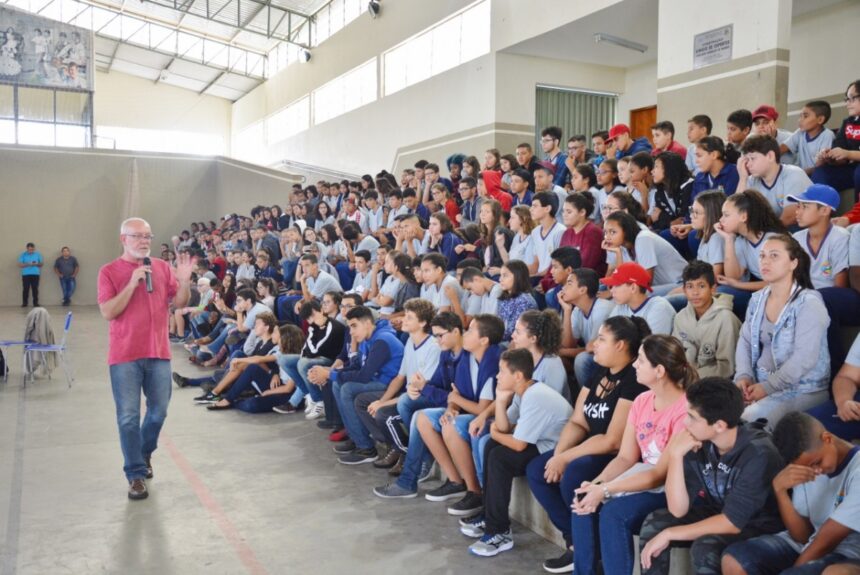 Alunos da rede municipal assistem palestra sobre adolescência e drogas
