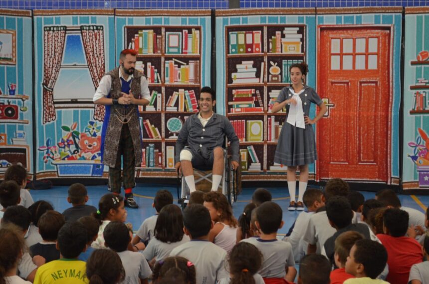 Alunos assistem espetáculo “A mágica carruagem de Inácio”