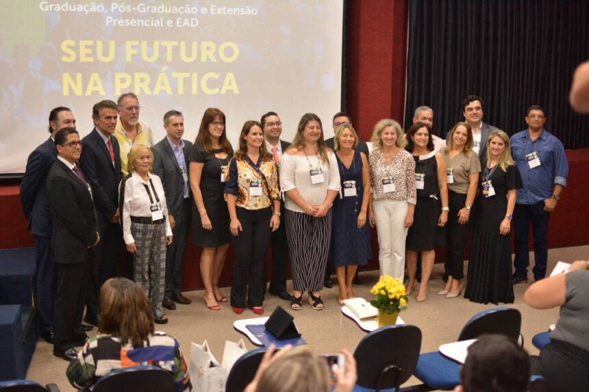 Prefeito de Santo Antônio de Posse recebe prêmio “Prefeito Educador”