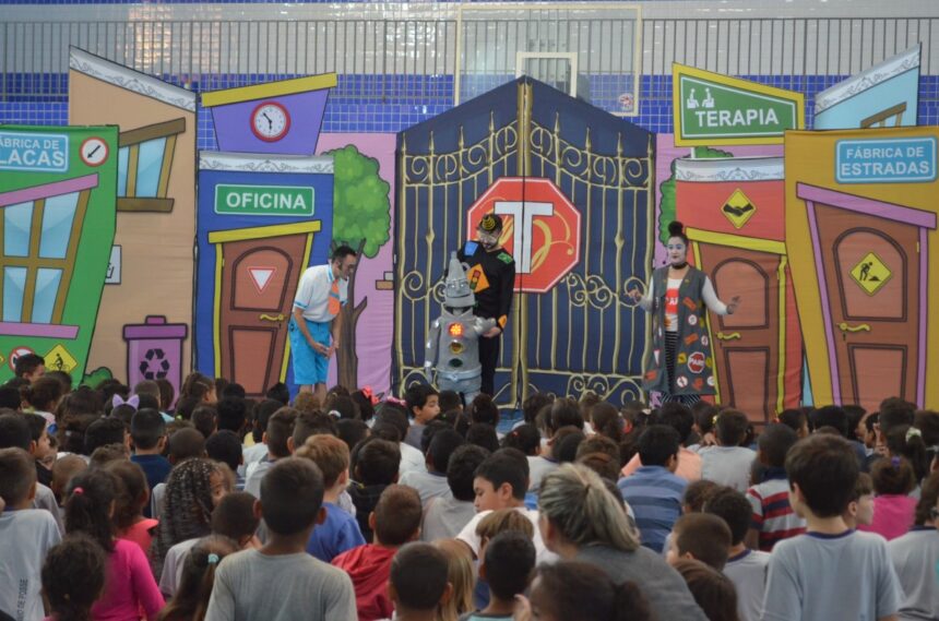 Teatro: alunos aprendem sobre leis de trânsito de forma lúdica