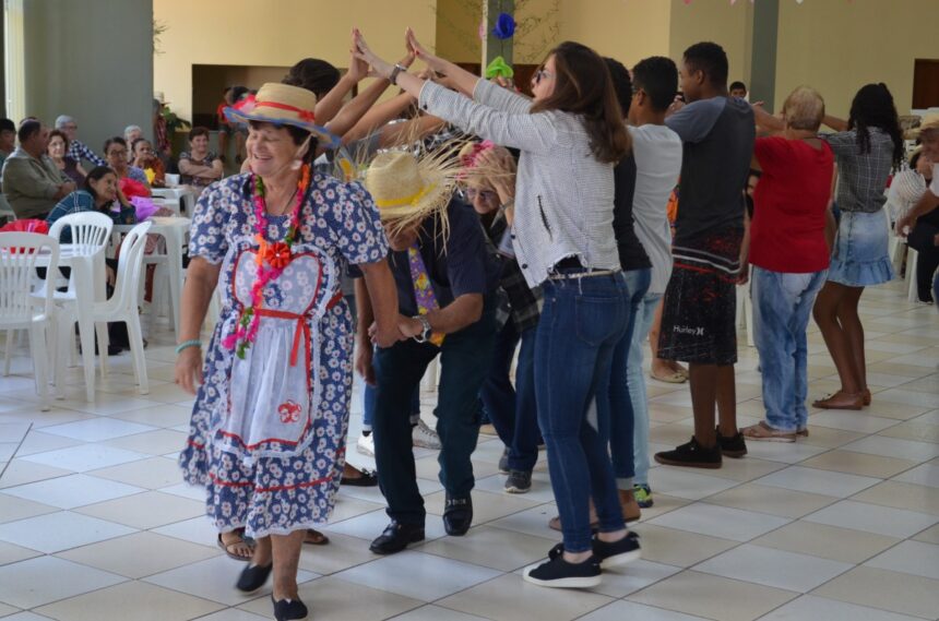 Terceira Idade participa de Festa Junina