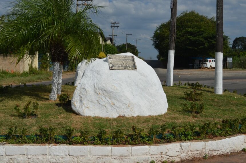 Rotatória para saída de Amparo é revitalizada