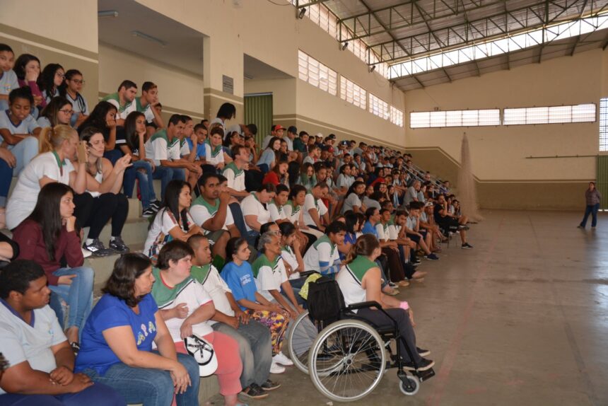Alunos assistem palestra sobre inclusão