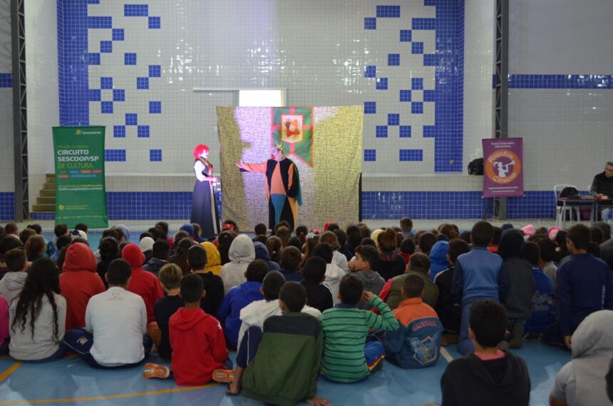 Alunos da rede municipal se divertem com apresentação teatral