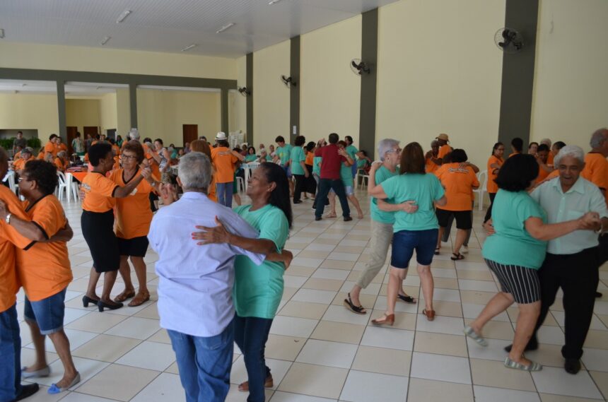 Município recebe Terceira Idade de Holambra para baile comemorativo
