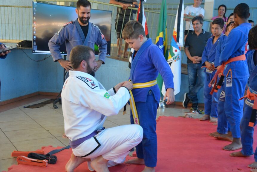 Projeto de Jiu-Jitsu reúne atletas em cerimônia de troca de faixa