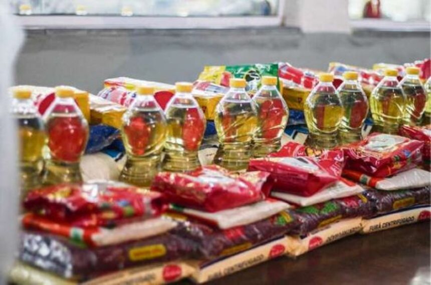 Prefeitura distribui cestas básicas para beneficiários do Bolsa Família com filhos matriculados na rede municipal de ensino