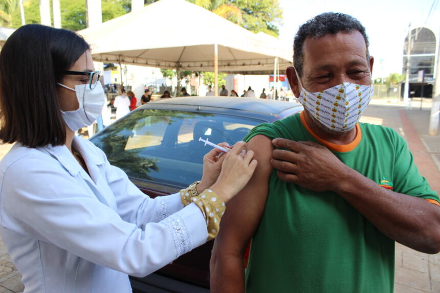 Saúde antecipa vacinação de adultos e imuniza adolescentes a partir de 18 agosto