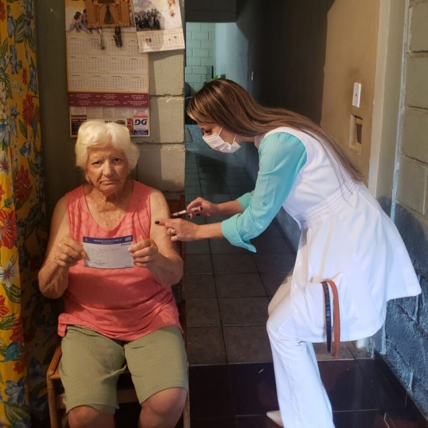 Saúde começa a imunizar idosos acima de 90 anos com a dose adicional (3ª dose)