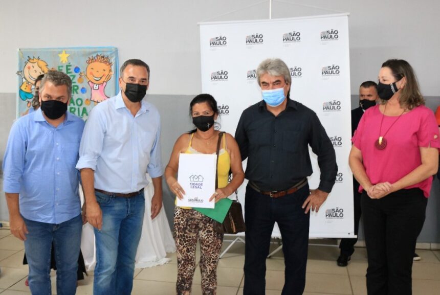 Prefeitura Municipal regulariza imóveis no Jardim Novo Horizonte I e realiza entrega das matrículas