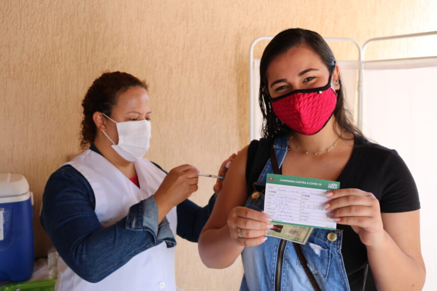 Saúde realiza plantão de vacinação contra Covid-19 neste sábado (19)