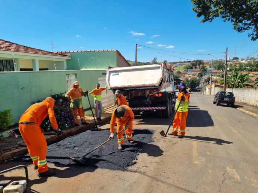 Departamento de trânsito realiza Operação Tapa Buraco em Bairros da Cidade