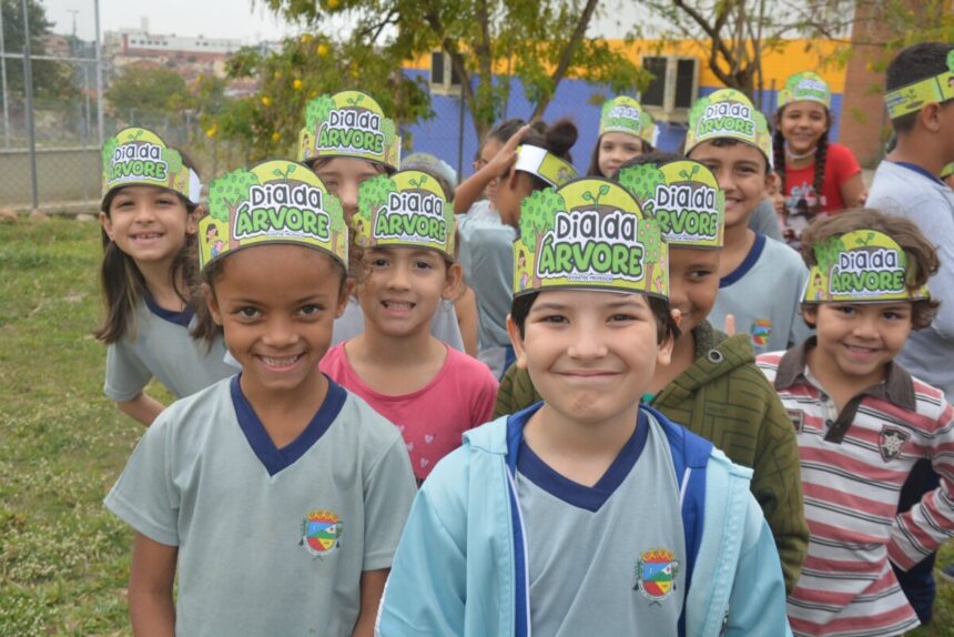 Plantio de mudas marca o Dia da Árvore em Santo Antônio de Posse