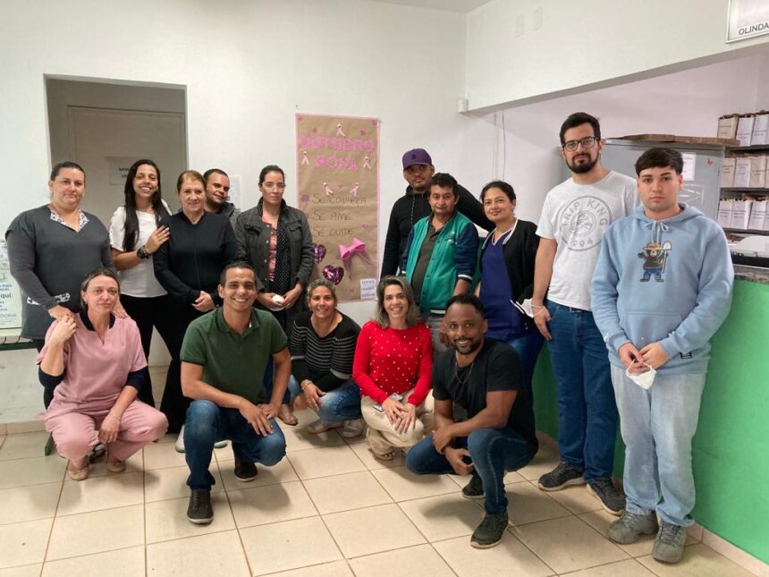 Pacientes do CAPS confeccionam cartazes sobre o Outubro Rosa