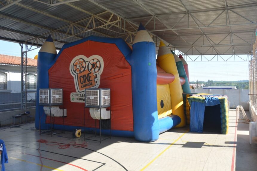 Alunos da rede pública de ensino participam de sessão de cinema itinerante