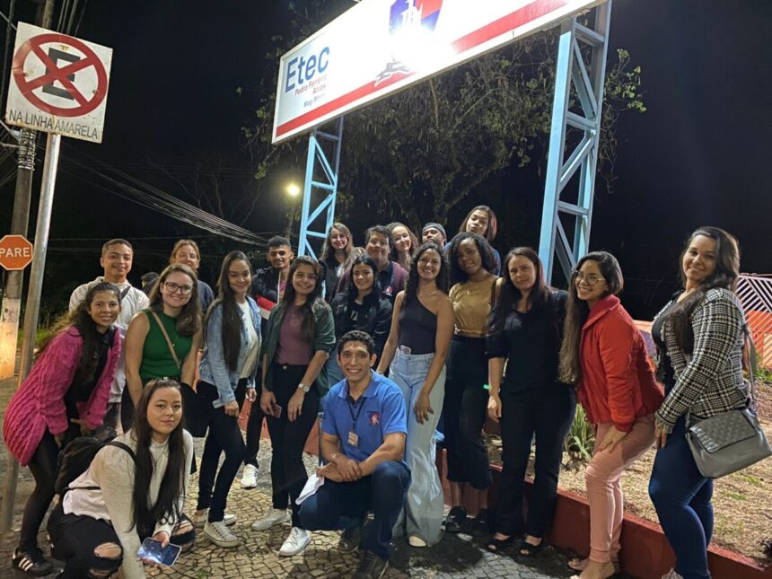 Alunos de Administração da sala descentralizada da ETEC acompanham Feira de Tecnologia na escola matriz e realizam visita técnica na SKY