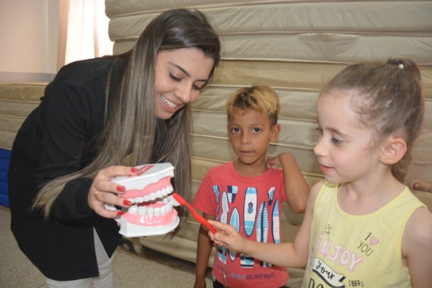 Alunos da rede pública de ensino participam de palestras sobre higienização bucal