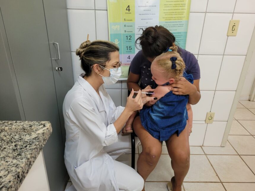 Crianças de 6 meses a 2 anos, 11 meses e 29 dias, com comorbidades começam a ser imunizadas contra COVID-19