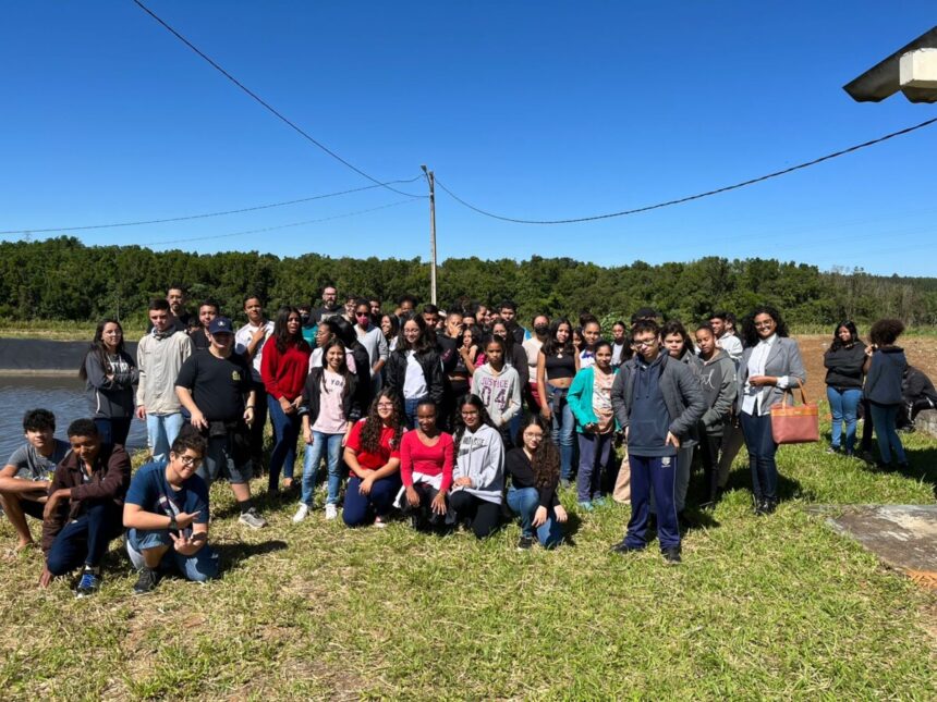 Alunos visitam ETE para entender funcionamento do tratamento de esgoto da cidade