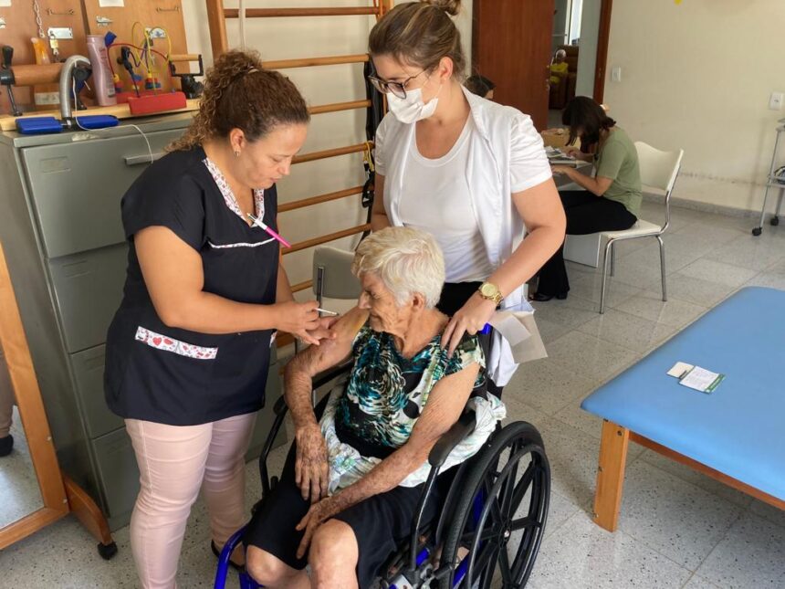 Idosos do Lar São Vicente de Paulo são imunizados com a vacina bivalente contra Covid-19